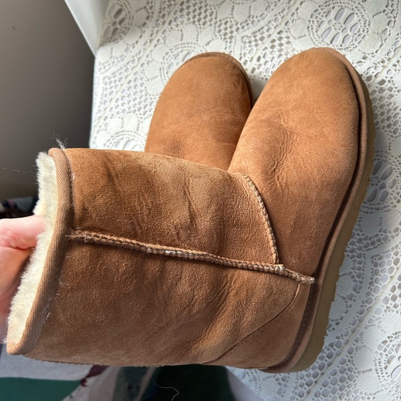CLASSIC CHESTNUT UGGS! - Picture 4 of 9